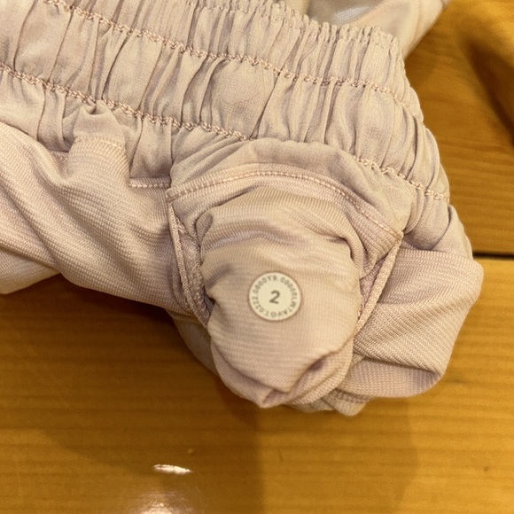 Strawberry Milkshake Lululemon 4 inch Hotty hots
(color no longer sold!) - Picture 3 of 3